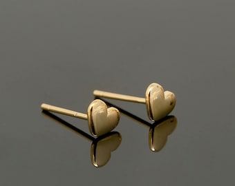 Pendientes de corazón diminuto de 6 x 5 mm chapados en oro auténtico de 16 quilates, sin níquel [CH6081 - 1 par/10 pares]