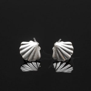 M1779-1 par/10 pares-Aretes pequeños de concha de vieira chapados en rodio mate de 8,5 x 7,5 mm, aretes de concha de vieira, aretes al por mayor
