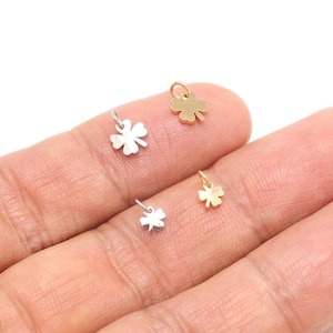 Op de afbeelding: Vierbladige klavertjes charms in goud, zilver en rosé goud. De charms zijn klein en delicaat, perfect om een ​​tikje geluk toe te voegen aan sieraden.