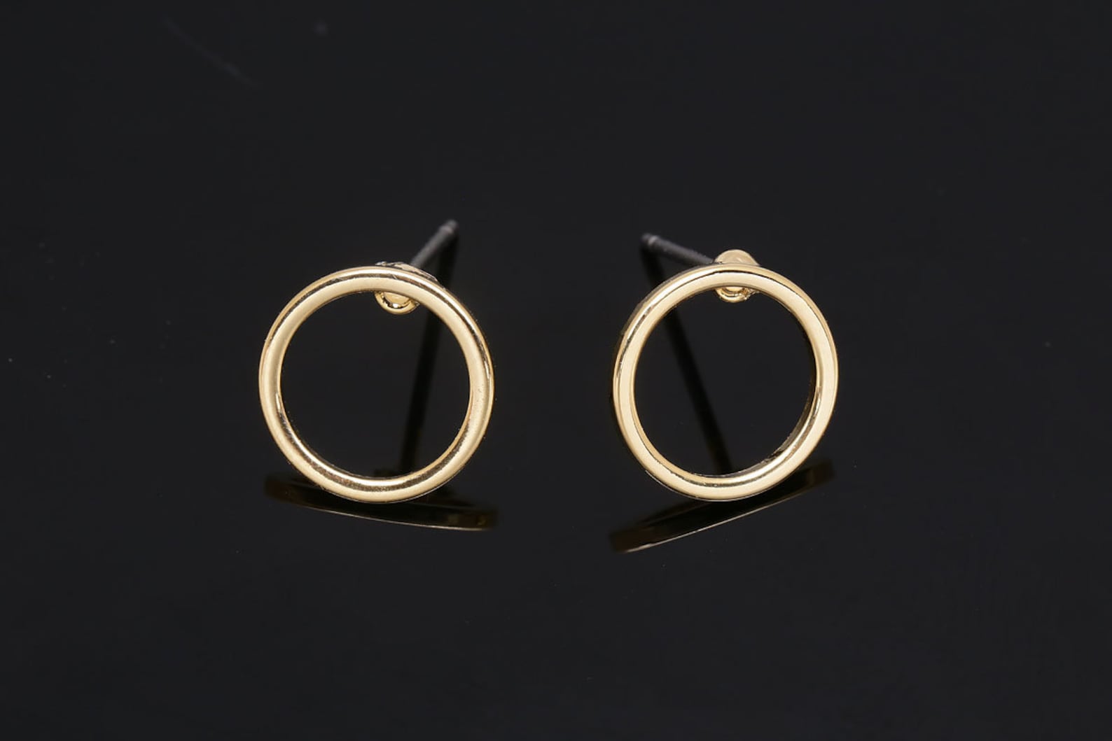 Серьги маленькие круги. Серьги круг. Серьги кружочки. Маленькие сережки кружочки. Серебряные серьги «круги».