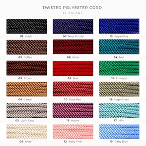 Puede incluir: Una carta de colores titulada TWISTED POLYESTER CORD 18 COLORS que muestra dieciocho muestras de cordón trenzado en varios tonos, incluyendo negro, morado marino, azul real, café, vino, verde azulado, marrón, rojo, esmeralda, camello, rojo rosa, verde salvia, gris claro, malva, menta, marfil, rosa bebé y azul bebé.