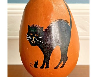Huevo de papel maché pintado a mano de ESC & Company, color naranja, con diseño de gato asustadizo, 5x3 pulgadas.