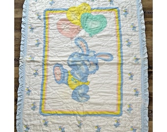 Couverture pour bébé VTG Bunny & Balloons Couette pour lit de bébé des années 80 à volants matelassée 43 x 35"