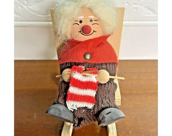 Vtg Ljungstroms Tomte Suecia Mujer Tejiendo Mecedora 6" Gnomo de Madera