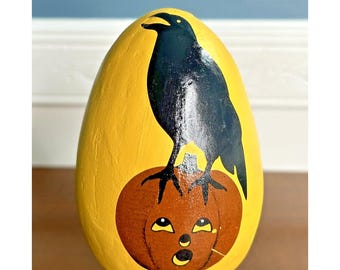 ESC & Company Huevo amarillo de papel maché pintado a mano, cuervo, calabaza de Halloween 5x3"