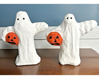 2 fantasmas vintage de papel maché sosteniendo calabazas de Halloween, calabazas espeluznantes, estilo primitivo, 9 pulgadas.