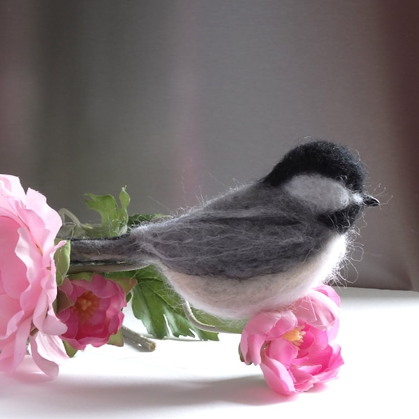 Oiseau feutré à l'aiguille, mésange à tête noire, décoration d'oiseaux, animaux feutrés à l'aiguille, ornement de Pâques oiseau, animal réaliste, oiseau réaliste