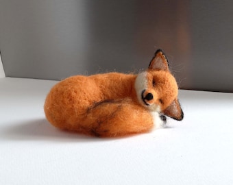 Zorro de fieltro de aguja, zorro durmiendo, zorro rojo, zorro sonriente, animal de fieltro de aguja, animales salvajes de fieltro, animal realista, zorro rojo
