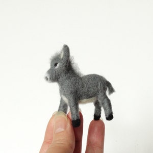 Animal feutré à l&#39;aiguille, jouet en feutre, âne en feutre, miniature d&#39;âne en feutre, figurine en feutre, ferme des animaux, bébé âne