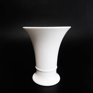 Elegant small AK Kaiser glossy white porcelain vase, Germany