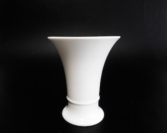 Elegant small AK Kaiser glossy white porcelain vase, Germany