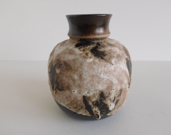 Könnte beinhalten: Eine braune und weiße Keramikvase mit einem gesprenkelten Überzug. Die Vase hat einen runden Körper und einen schmalen Hals.
