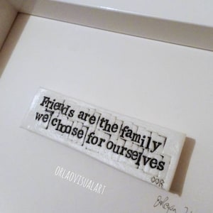 Gli amici sono la famiglia che scegliamo per noi stessi... Piastrelle artistiche in porcellana con citazione sull&#39;amicizia