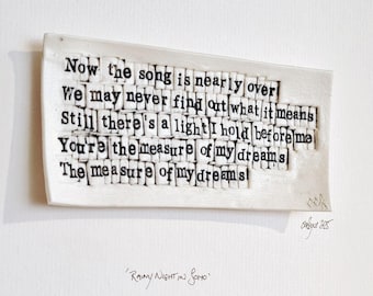 Puede incluir: Una baldosa de cerámica blanca con texto negro que dice "Now the song is nearly over We may never find out what it means Still there's a light I hold before me You're the measure of my dreams The measure of my dreams". La baldosa está firmada "CMK Object 225" y tiene el texto "Rainy Night in Soho" escrito debajo.