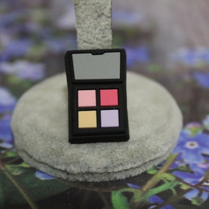 Eyeshadow shoe charm