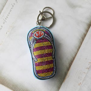 Llavero de chanclas brillantes: dije de sandalia de verano con diamantes de imitación para bolsos, carteras y llaves. Accesorio playero, una linda idea de regalo.