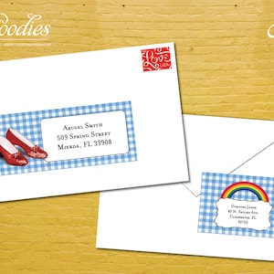 Może przedstawiać: Dwie czerwone rubinowe pantofle na tle niebiesko-białego wzoru w kratkę. Etykieta adresowa zawiera napis: Abigail Smith, 509 Spring Street, Mierda, FL 33908.