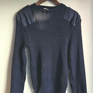 Pull en laine militaire bleu marine vintage des années 80, effet vieilli / tel quel