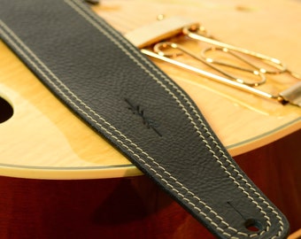 Tracolla per chitarra in pelle pregiata, BS53 nera con cuciture bianche, 3 pollici di larghezza (76 mm), pelle pieno fiore conciata al vegetale, Pinegrove England UK