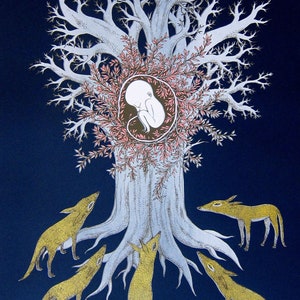 Puede incluir: Una ilustración estilizada de un árbol con un feto en un nido de flores rosas. Cuatro zorros amarillos rodean la base del árbol.