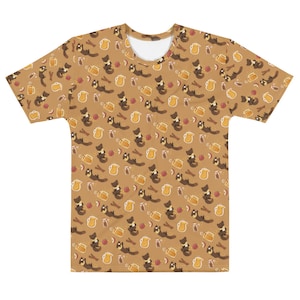 Puede incluir: Una camiseta marrón de manga corta con un patrón repetido de animales marrones, palitos de canela, manzanas y tarros de miel.