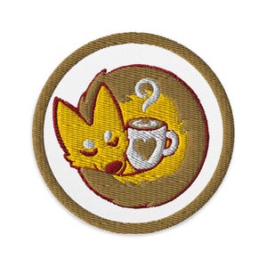 Può includere: Toppa ricamata raffigurante un personaggio giallo simile a una volpe raggomitolato accanto a una tazza di caffè con un cuore. La toppa ha un bordo marrone e uno sfondo bianco. La volpe ha accenti rossi e la tazza di caffè ha un vapore a forma di punto interrogativo.