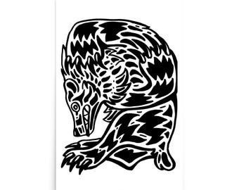Puede incluir: Ilustración en blanco y negro de un oso estilizado, en posición agachada. La obra presenta un trabajo de líneas detallado y un estilo gráfico audaz. El oso baja la cabeza. La impresión está sobre fondo blanco.