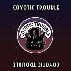 Puede incluir: Un diseño gráfico con el texto "COYOTIC TROUBLE" en blanco. Incluye un emblema circular con el mismo texto y una silueta negra de coyote. El fondo es un degradado de morado y azul oscuro, con un efecto de estrellas.
