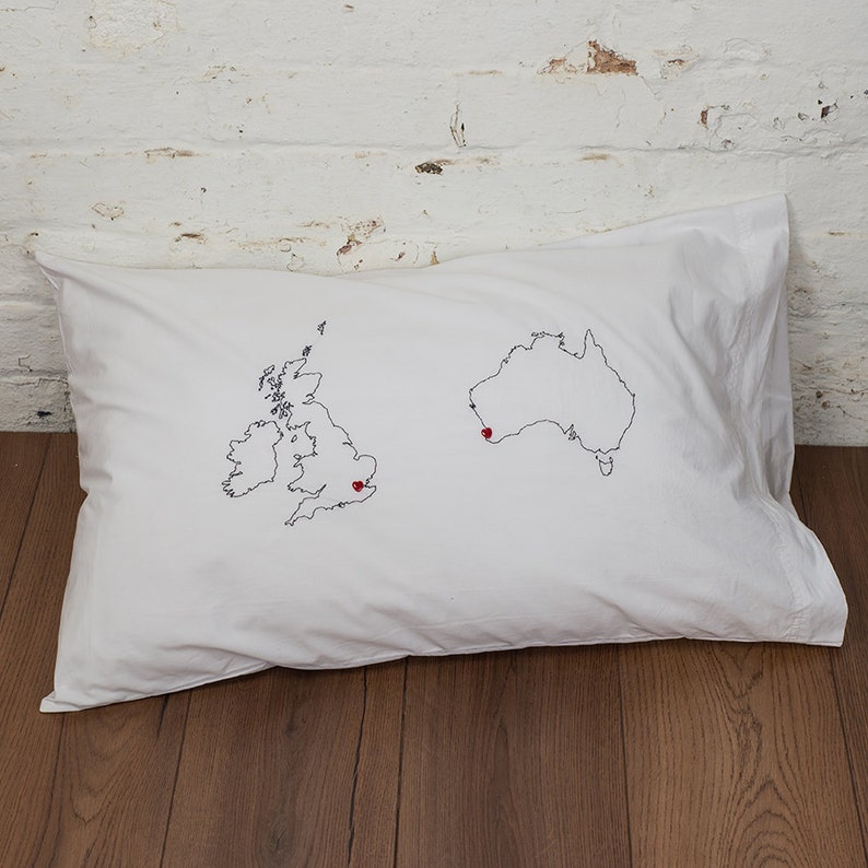 Personalised long distance relationship pillowcase. Bild 3