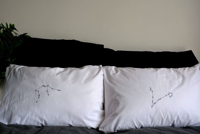 Personalised star sign pillowcases Bild 1