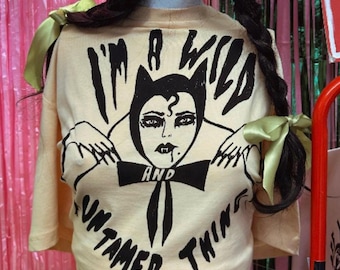Camiseta Wild and Untamed Thing / Camiseta gráfica estilo Rocky Horror de los 80, película de culto retro, camiseta orgánica serigrafiada a mano