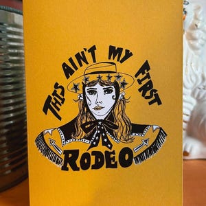 Este não é meu primeiro cartão de felicitações de rodeio, feito à mão a6 aniversário, celebração, cowboy, cowgirl, cowpoke, western, vintage anos 70, anos 1970, borlas