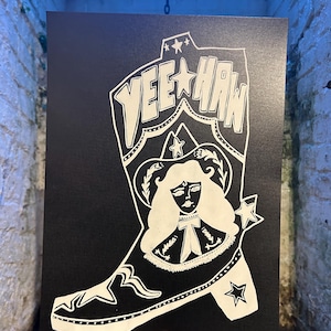 Puede incluir: Una ilustración en blanco y negro de una bota vaquera con el rostro de una mujer dentro de la bota. La bota tiene las palabras "Yee Haw" escritas en ella.