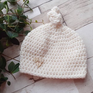 Newborn baby cream knitted beanie hat, hand knit baby wear. UK seller, new baby gifts. Unisex baby wear. image 3