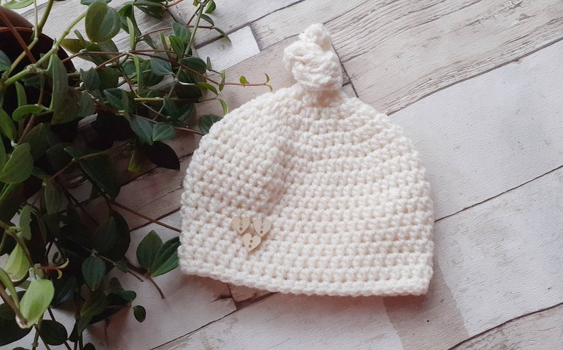 Newborn baby cream knitted beanie hat, hand knit baby wear. UK seller, new baby gifts. Unisex baby wear. image 3