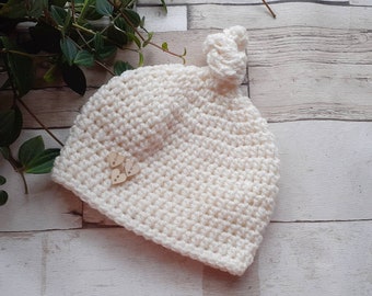 Newborn baby cream knitted beanie hat, hand knit baby wear. UK seller, new baby gifts. Unisex baby wear.