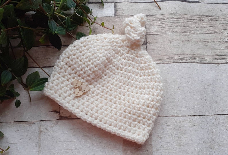 Newborn baby cream knitted beanie hat, hand knit baby wear. UK seller, new baby gifts. Unisex baby wear. image 1