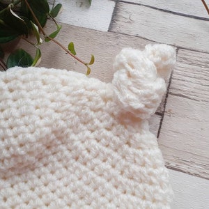 Newborn baby cream knitted beanie hat, hand knit baby wear. UK seller, new baby gifts. Unisex baby wear. image 4