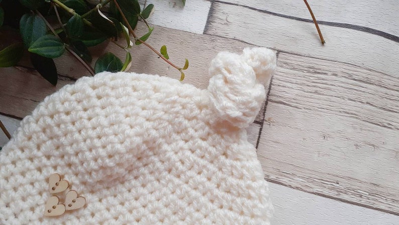 Newborn baby cream knitted beanie hat, hand knit baby wear. UK seller, new baby gifts. Unisex baby wear. image 4