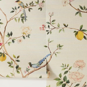 K&ouml;nnte beinhalten: Eine cremefarbene Tapete mit einem floralen und Vogeldesign. Die Tapete zeigt rosa und wei&szlig;e Blumen, gr&uuml;ne Bl&auml;tter und blaue V&ouml;gel.