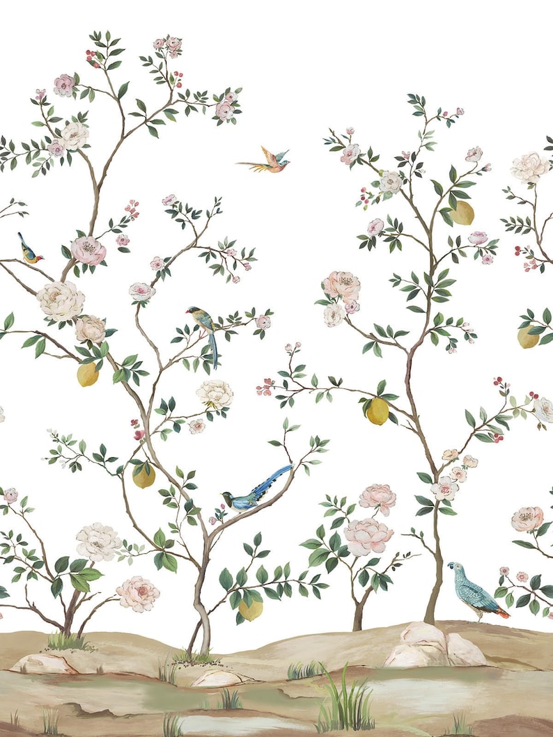 K&ouml;nnte beinhalten: Ein Aquarellgem&auml;lde eines Blumenarrangements mit wei&szlig;en Rosen, gr&uuml;nen Bl&auml;ttern und gelben Zitronen. Das Gem&auml;lde zeigt blaue und gelbe V&ouml;gel, die auf den Zweigen sitzen.