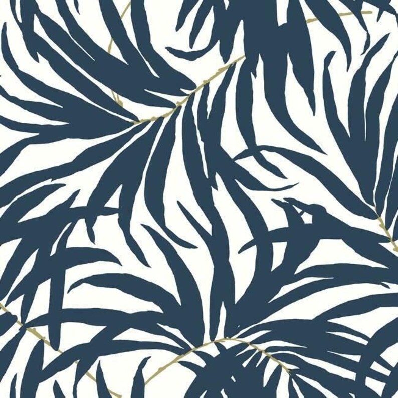 Pu&ograve; includere: Motivo ripetuto di foglie di palma blu navy su sfondo bianco. Le foglie sono stilizzate con un design grafico audace. Sottili steli dorati collegano alcune delle foglie, aggiungendo un sottile contrasto. Adatto per carta da parati o tessuto.