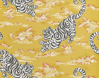 Könnte beinhalten: Ein nahtloses Muster mit stilisierten schwarzen und weißen Tigern auf gelbem Hintergrund. Die Tiger sind in einer springenden Pose mit wirbelnden Streifen dargestellt. Der Hintergrund ist mit einem subtilen Muster aus weißen und roten Pinselstrichen gefüllt.