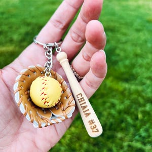 Individuell gravierte Softball Baseball Schlüsselanhänger | Softball Schlüsselanhänger | Taschenanhänger | Softball Schlüsselanhänger | Baseball mit individueller Gravur für Sportliebhaber