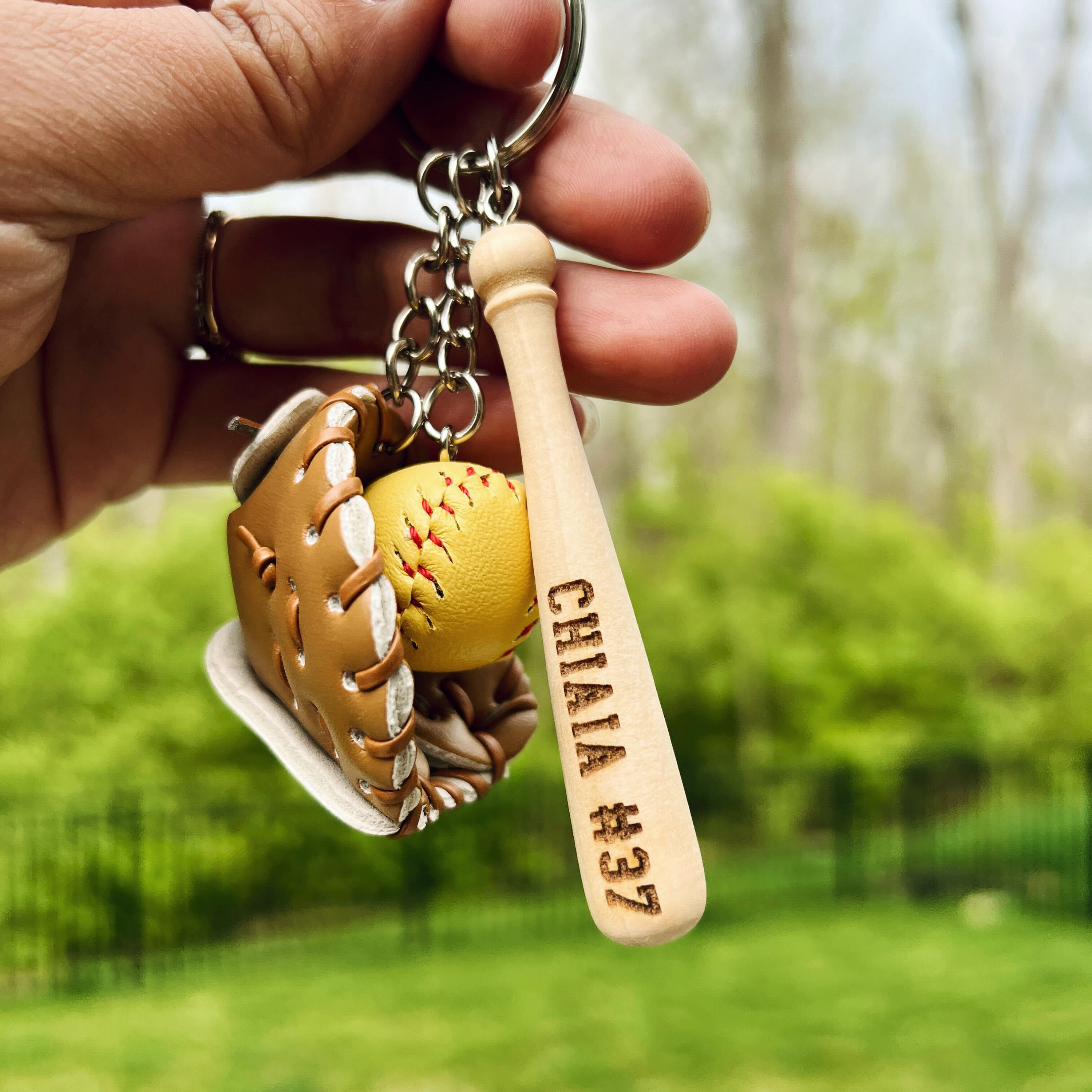 Softball-Schlüsselanhänger | Taschenanhänger | Softball-Schlüsselanhänger | Individuell gravierter Softball-Baseball-Schlüsselanhänger | Individuell gravierter Baseball für Sportliebhaber