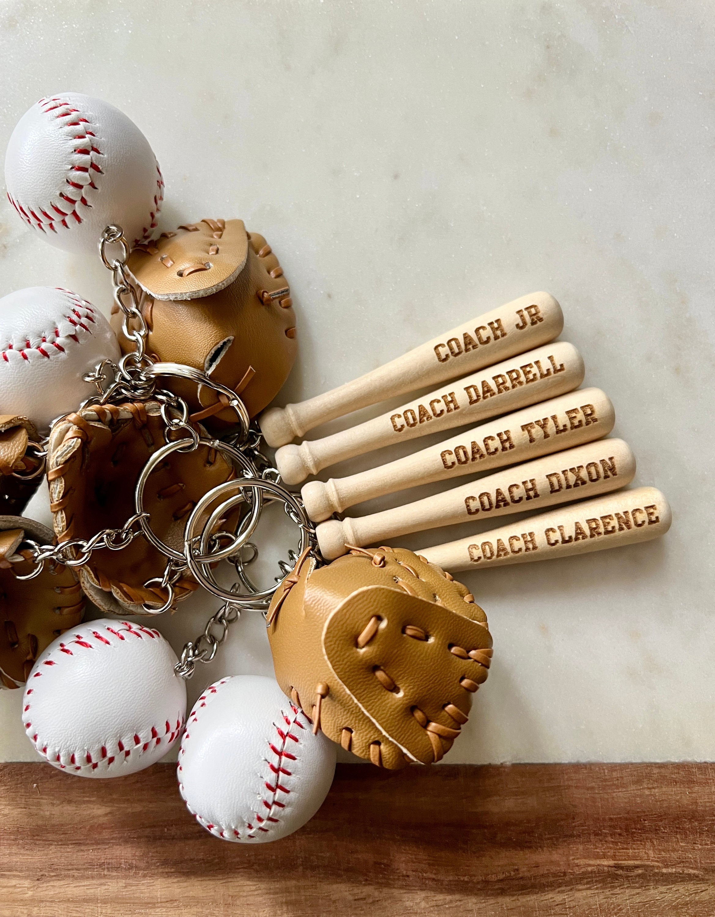 Softball-Schlüsselanhänger | Taschenanhänger | Softball-Schlüsselanhänger | Individuell gravierter Softball-Baseball-Schlüsselanhänger | Individuell gravierter Baseball für Sportliebhaber