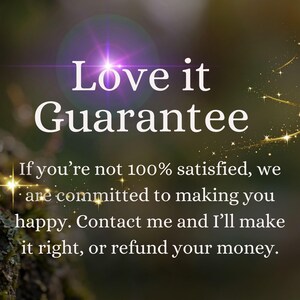Pode incluir: Um gr&aacute;fico com o texto Love it Guarantee. If you're not 100% satisfied, we are committed to making you happy. Contact me and I'll make it right, or refund your money. O texto est&aacute; sobre um fundo escuro e desfocado com brilhos dourados.