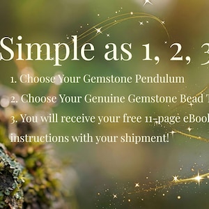 Pode incluir: Um gr&aacute;fico com o texto Simple as 1, 2, 3! seguido de tr&ecirc;s passos: 1. Choose Your Gemstone Pendulum, 2. Choose Your Genuine Gemstone Bead Top, 3. You will receive your free 11-page eBook instructions with your shipment! O fundo est&aacute; desfocado.