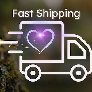 Pode incluir: Um gr&aacute;fico de linhas brancas de um caminh&atilde;o de entrega com um s&iacute;mbolo de cora&ccedil;&atilde;o na lateral. O texto Fast Shipping &eacute; exibido acima do caminh&atilde;o. O design inclui linhas de movimento horizontais e um efeito de luz roxa brilhante no cora&ccedil;&atilde;o.