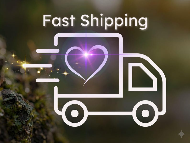 Pode incluir: Um gr&aacute;fico de linhas brancas de um caminh&atilde;o de entrega com um s&iacute;mbolo de cora&ccedil;&atilde;o na lateral. O texto Fast Shipping &eacute; exibido acima do caminh&atilde;o. O design inclui linhas de movimento horizontais e um efeito de luz roxa brilhante no cora&ccedil;&atilde;o.